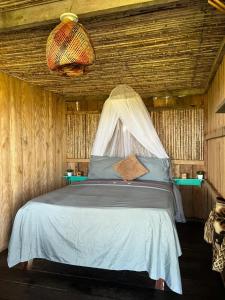 sypialnia z łóżkiem z moskitierą w obiekcie HOSTAL CASITA MATATA w mieście Buenaventura