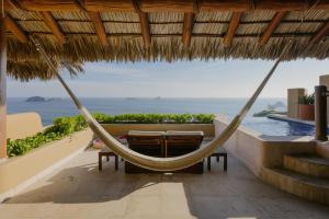 Cala de Mar Resort & Spa Ixtapa في اكستابا: أرجوحة في منتجع مطل على المحيط