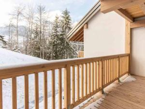 een balkon van een huis met sneeuw op de grond bij Appartement Valmorel, 3 pièces, 6 personnes - FR-1-291-889 in Valmorel