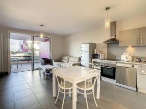 Fotografia z galérie ubytovania Appartement F2 Confort avec Terrasse, Piscine, Parking, à 150m de la Plage - Palavas - FR-1-715-30 v destinácii Palavas-les-Flots