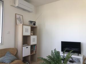 Televízia a/alebo spoločenská miestnosť v ubytovaní Palavas: Appart rénové F3 climatisé avec parking, 1ère ligne, accès plage, idéal pour 4 pers. - FR-1-715-36