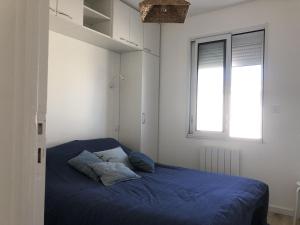 Posteľ alebo postele v izbe v ubytovaní Palavas: Appart rénové F3 climatisé avec parking, 1ère ligne, accès plage, idéal pour 4 pers. - FR-1-715-36