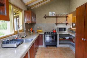 eine Küche mit einer Spüle und einem Herd in der Unterkunft CASA REBEQ in Cusco