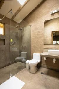 ein Bad mit einem WC, einem Waschbecken und einer Dusche in der Unterkunft CASA REBEQ in Cusco