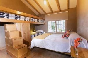 ein Schlafzimmer mit einem Etagenbett und einem Fenster in der Unterkunft CASA REBEQ in Cusco