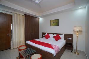 Tempat tidur dalam kamar di Collection O Hotel Candlewood