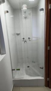 y baño con ducha y puerta de cristal. en Edificio El Trébol, en Bogotá