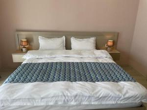 NatakhtariにあるRoyal Green Hotelの表示料金は、ランプ2つが備わる客室内の大型ベッド1台分です。