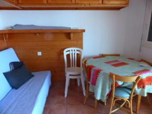 Posedenie v ubytovaní Studio centre Le Lavandou avec terrasse et ascenseur - FR-1-308-173