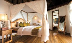 Voodi või voodid majutusasutuse Coco Palm Dhuni Kolhu - 20 percent off roundtrip Seaplane for stays from 1 May to 30 September 2025 toas