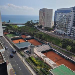- une vue aérienne sur une ville et un court de tennis dans l'établissement The Guest House 1 at the booming center of Miraflores, Lima - Peru, à Lima