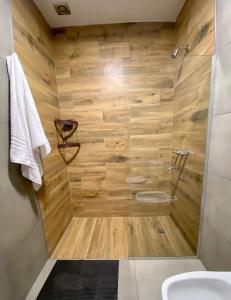 een badkamer met een douche en een wastafel bij TERRAZAS DEL TAFI in Tafí del Valle