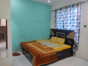 歐恰的住宿－SPOT ON Panchhi Guest House，一间小卧室,卧室内配有一张床铺