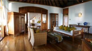 Istumisnurk majutusasutuses Coco Palm Dhuni Kolhu - 20 percent off roundtrip Seaplane for stays from 1 May to 30 September 2025