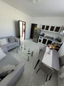a living room with a couch and a table at Departamento Luna en Santo Domingo in Santo Domingo