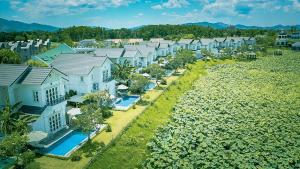una vista aérea de una fila de casas en Vườn Vua Resort & Villas, en Phú Thọ