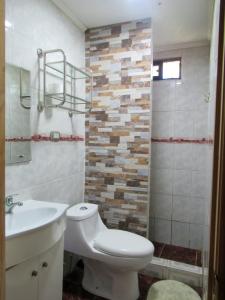 a bathroom with a toilet and a sink at CABAÑAS LOS CASTAÑOS in Los Ángeles