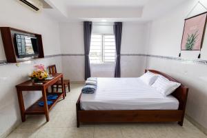 Giường trong phòng chung tại Hoa Cúc Phương Hotel Dĩ An - Bình Dương
