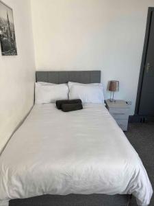 duże białe łóżko w białej sypialni w obiekcie Complete 4 Bedroom House in Hanley-Free Parking w mieście Hanley