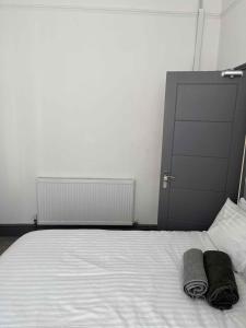 A bed or beds in a room at Complete 4 Bedroom House in Hanley-Free Parking