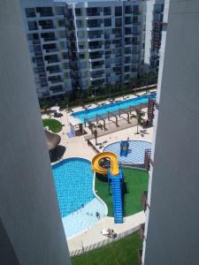 una vista aérea de una piscina con un parque acuático en Acogedor Apartamento en Ricaurte con BBQ, en Girardot
