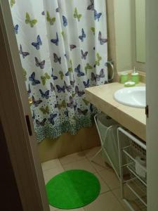uma casa de banho com uma cortina de chuveiro com borboletas em Magnifico y acogedor apartamento, zona privilegiada vistas al mar em Puerto de la Cruz