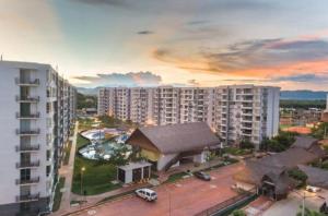 a view of a city with a building and buildings at Acogedor Apartamento en Ricaurte con BBQ in Girardot