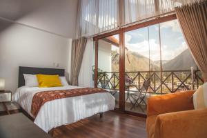 um quarto com uma cama e uma grande janela em Flores de la Villa em Huayoccare