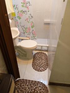 a bathroom with a toilet and a shower at Acuarela del Rio H#3 Cerca Aeropuerto y Terminal Habitación privada con baño in Guayaquil
