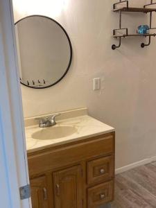 een badkamer met een wastafel en een spiegel bij Texas home 5mi -I40 ~30 min PDC in Amarillo