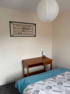 Ένα ή περισσότερα κρεβάτια σε δωμάτιο στο Serene 3-Bed Apartment - Park Views & Walking Distance to Royal Stoke Hospital