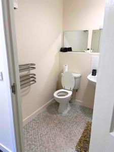 La salle de bains est pourvue de toilettes et d'un lavabo. dans l'établissement Centralized Complete 3 BR Flat at Newcastle-Under-Lyme with a View-Free Parking, à Newcastle-under-Lyme