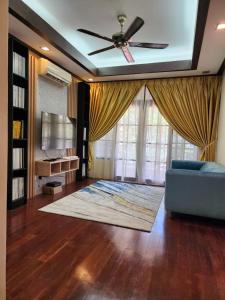 een woonkamer met een plafondventilator en een blauwe bank bij Mawar Singgah in Putrajaya