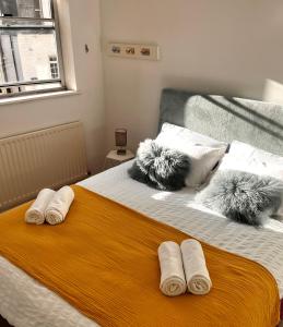 een slaapkamer met een groot bed en handdoeken bij Hyde Park,3 min walk,Family home! 2 Bedrooms & 2 Bathrooms Apartment! Fantastic Location in Londen