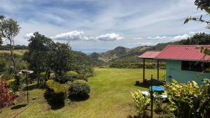 un patio con una casa con techo rojo en Campo Azul #3 - Monteverde, en Monteverde