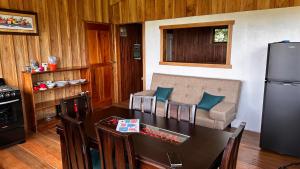 een keuken met een tafel, een bank en een koelkast bij Campo Azul #3 - Monteverde in Monteverde Costa Rica