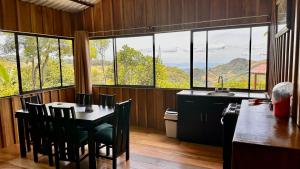 een keuken met een tafel en stoelen en een groot raam bij Campo Azul #3 - Monteverde in Monteverde Costa Rica