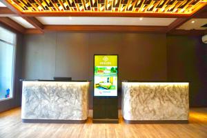 ジャカルタにあるSeries Hotel Sudirmanの壁に看板のある部屋のテーブル2台