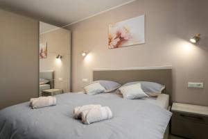 ein Schlafzimmer mit einem großen weißen Bett mit zwei Kissen in der Unterkunft Holiday house Leana in Pazin