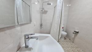 Kylpyhuone majoituspaikassa Azaliya Hostel
