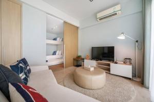 TV a/nebo společenská místnost v ubytování Veranda Residence/2BRFamilySuite