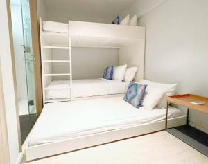Postel nebo postele na pokoji v ubytování Veranda Residence/2BRFamilySuite