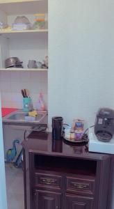 eine Küche mit Theke und Kaffeemaschine in der Unterkunft Home sweet home in Pau in Pau