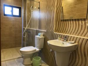 La salle de bains est pourvue de toilettes et d'un lavabo. dans l'établissement 享居Enjoy Live 民宿, à Tainan