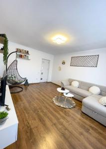 uma sala de estar com um sofá e uma mesa em Buddha's apartment em Cluj-Napoca