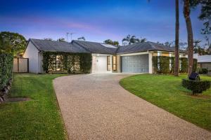 ein Haus mit Auffahrt und Garage in der Unterkunft Spacious 4 Bedroom Entire Home with Pool - Robina, Gold Coast in Gold Coast