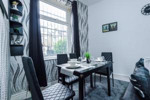 Posezení v ubytování 65 Inch TV & Luxurious 2 Bedroom Suite for Your Ultimate Getaway