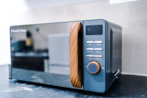 Fotografie z fotogalerie ubytování 65 Inch TV & Luxurious 2 Bedroom Suite for Your Ultimate Getaway v destinaci Bradford