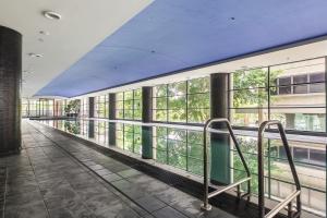 Kolam renang di atau dekat dengan Large elevated apartment St Leonards