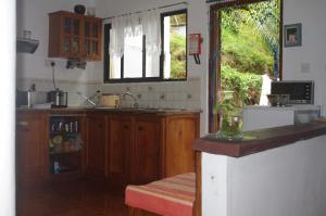 Dapur atau dapur kecil di Papaya Guesthouse